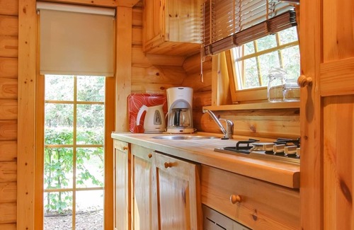 Otterlo House | Cozy 2-Bedroom Chalet with Kitchen & Pet-Friendly Amenities