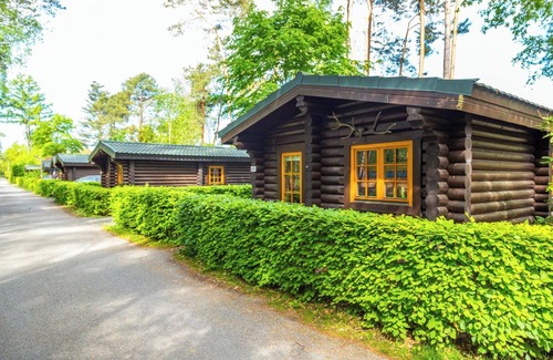 Otterlo House | Cozy 2-Bedroom Chalet with Kitchen & Pet-Friendly Amenities