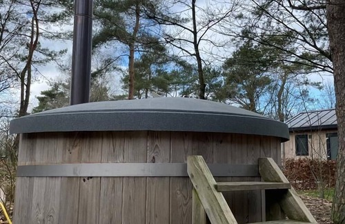 Otterlo House | Cozy 2-Bedroom Chalet with Spa and Hot Tub Amenities