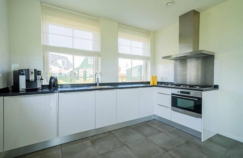 Uitdam House | Spacious Bungalow with 4 Bedrooms, Sauna & Family Amenities