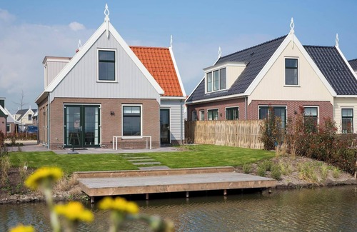 Uitdam House | Spacious Bungalow with 4 Bedrooms, Sauna & Family Amenities