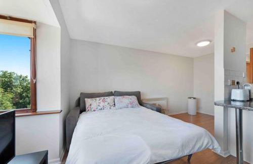 East Acton Apartment | Peaceful N.Acton 1-Bedroom with Free Parking & Pet Friendly