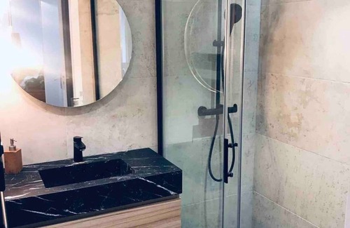 Quartier Chorier-Berriat Apartment | Cozy N'est Douillet Apartment with Free Parking & Breakfast