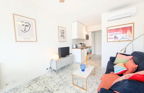 Les Baumettes Apartment | Modern N&J Hotel Room with Ocean View Balcony Experience
