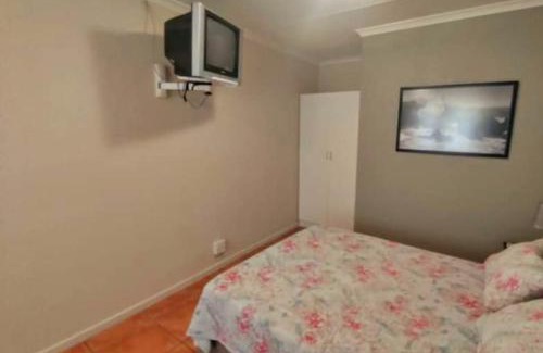 Goodwood Apartment | Family-Friendly N-One Self Catering with Great Reviews