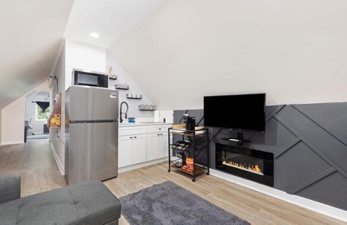 Logan Square Apartment | Cozy N Ridgeway Apartment in Logan Square with Arcade & Patio
