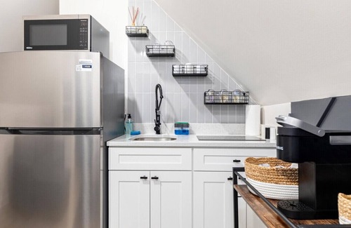 Logan Square Apartment | Cozy N Ridgeway Apartment in Logan Square with Arcade & Patio