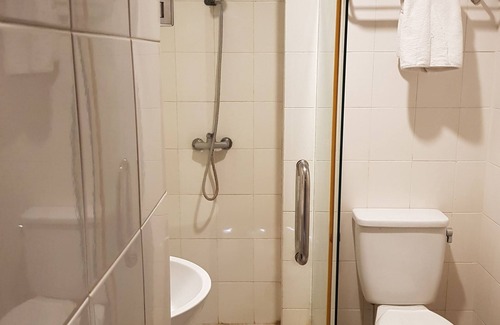 Palmerah Hotel | Budget-Friendly N1 Hotel Tanah Abang with Family Amenities
