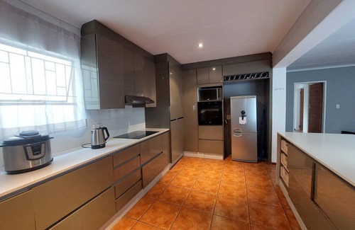 Greater Johannesburg Metropolitan Area House | n2 Private Bedrooms in 3 Bedroom House – Comfortable & Convenient