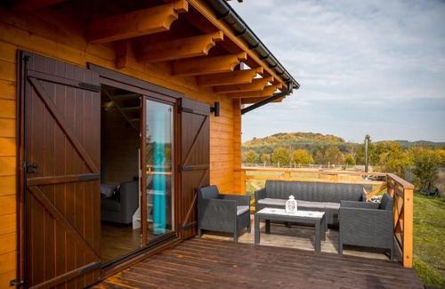 gmina Klucze Cabin | Discover Na Dworosku: Family-Friendly Retreat with Hot Tub