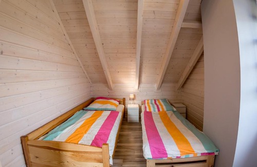 gmina Klucze Cabin | Discover Na Dworosku: Family-Friendly Retreat with Hot Tub