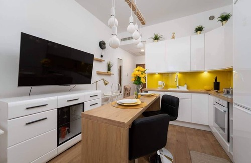 Krzyki Apartment | Bright Studio with Kitchen & Air Conditioning in Wrocław