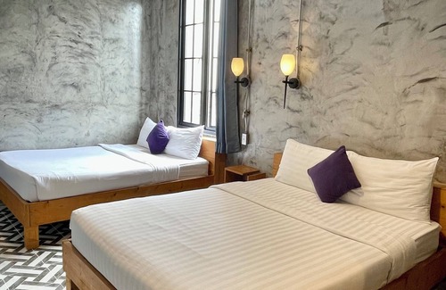 Old Phuket Town Hotel | Budget-Friendly Na Siam Guesthouse with Breakfast & Kitchen