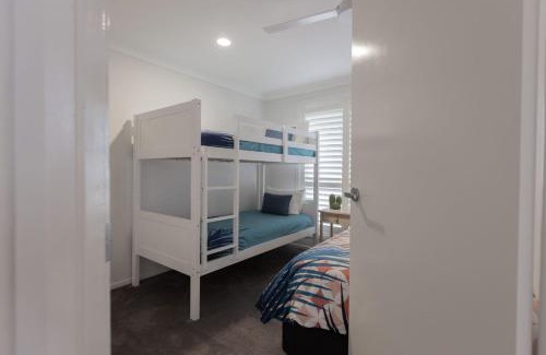 Yamba House | Family-Friendly Getaway at Nabilla Court with Kitchen Access