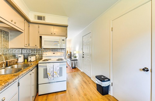 Nacogdoches Apartment | Nacogdoches Luxe 2BR Retreat, Walk to SFA, Pet-Friendly + Superhost Clean