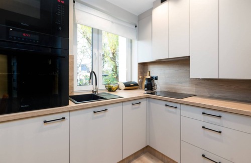 Stare Miasto District Apartment | Modern 1 Bedroom with Balcony & Wifi in Poznan