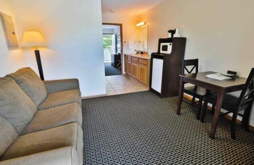 Ludington Hotel | Discover Nader's Motel & Suites: Oceanfront Retreat