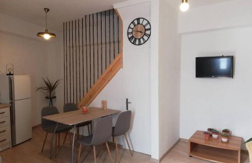 Argyrades Apartment | Delightful Stay at Nadia's Home - Pet & Child Friendly