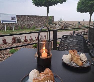 Mechelinki House | Seaside Haven: Nadmorski Dom with Restaurant & Kids' Fun