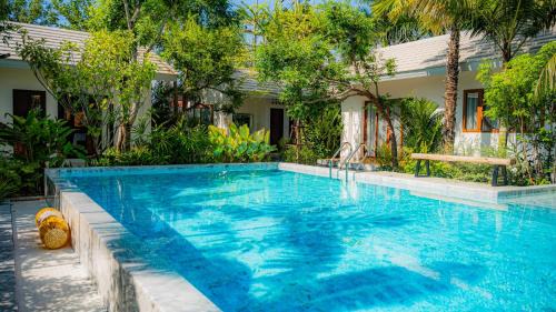 Nai Wiang Hotel | Discover Nainan Resotel: 4-Star Hotel with Pool & Dining