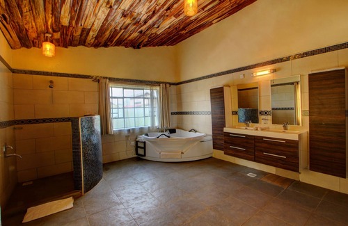 Naivasha Cabin | Idyllic Naivasha Kongoni Lodge - Lakefront Escape Awaits