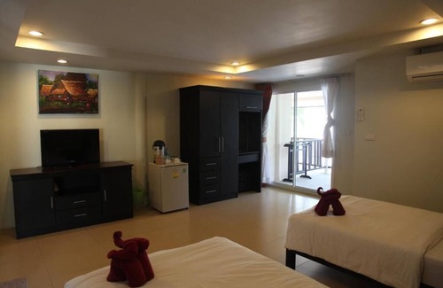 Sa Khu House | Inviting Naiyang Seaview Place: Family-Friendly & Breakfast Included