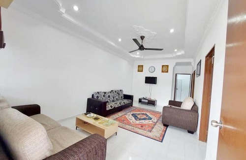 Kampung Kayu Ara House | Cozy Najhan Homestay: A Family-Friendly Retreat Awaits