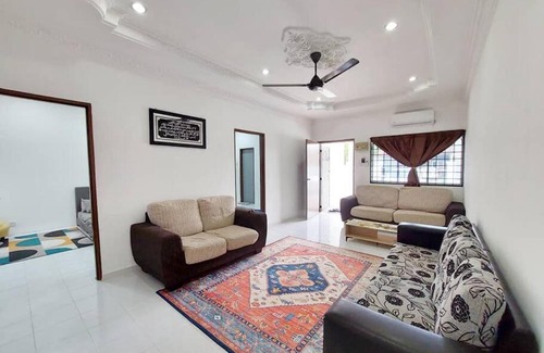 Kampung Kayu Ara House | Cozy Najhan Homestay: A Family-Friendly Retreat Awaits