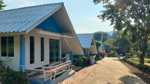 Mae On House | Cozy Nakra Hill Mae: Family-Friendly Retreat with Hot Tub
