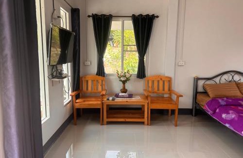 Mae On House | Cozy Nakra Hill Mae: Family-Friendly Retreat with Hot Tub