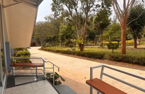 Mae On House | Cozy Nakra Hill Mae: Family-Friendly Retreat with Hot Tub