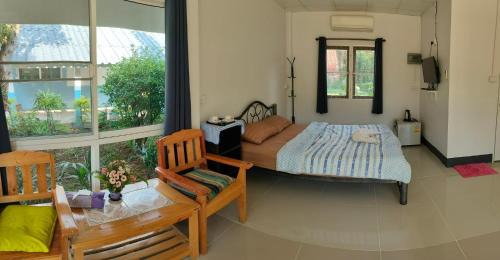 Mae On House | Cozy Nakra Hill Mae: Family-Friendly Retreat with Hot Tub