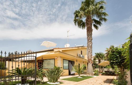 Casuzze Villa | Inviting Namaste: Family-Friendly Retreat with Top Reviews