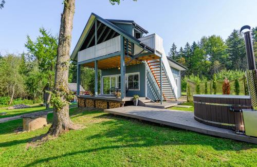 Kurtuvenai Apartment | Explore Mėlynas namelis by the Lake: Pet-Friendly Retreat
