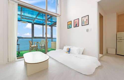 Namhae House | Relax at Namhae Himom Kis Spa Pension with Pool & Kitchen