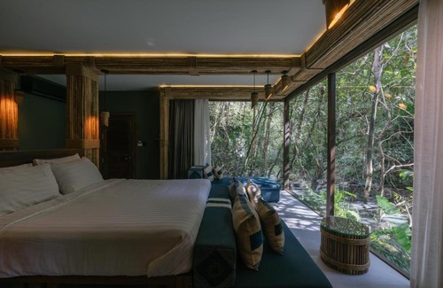 Vientiane Prefecture Hotel | Enchanting Nampien Yorla Pa with Oceanfront Pool Access