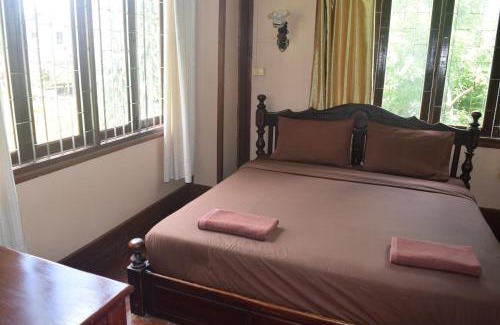 Vang Vieng House | Budget-Friendly Namsong Bridge Bungalows with Great Amenities