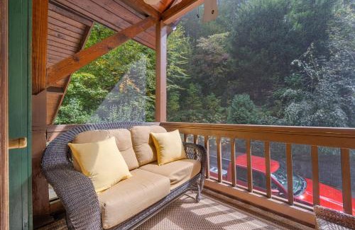 Blue Ridge House | Discover Nana's Nest: Pet-Friendly Retreat with Hot Tub