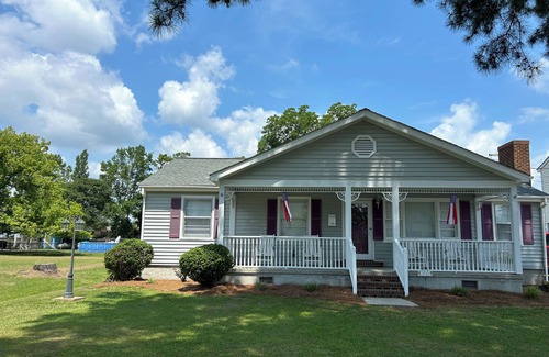 Belhaven Cottage | Nana’s Charming 4-bedroom cottage in serene Belhaven close to all amenities.