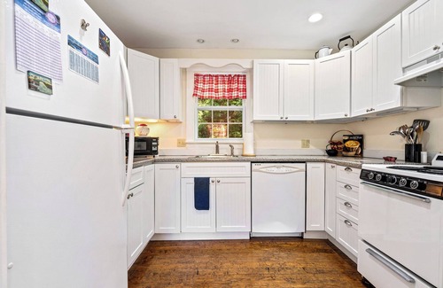 Cape Neddick House | Nana’s Hideaway – Private and Charming 2 BDR Escape, Mins to Beaches & Landmarks