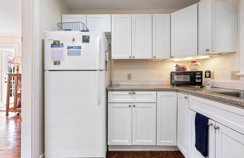 Cape Neddick House | Nana’s Hideaway – Private and Charming 2 BDR Escape, Mins to Beaches & Landmarks