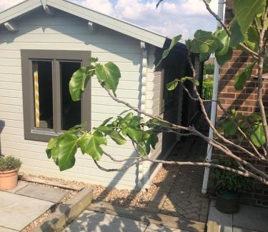 Mosborough Apartment | Cozy Nancy's Cabin: Guest Rated 9.6 with Breakfast Included