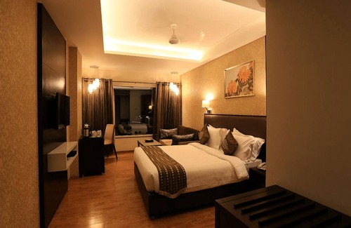Dewas Hotel | Top-Rated Nandan Kanan-M Square Hotels with Pool & Dining