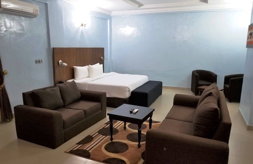 Sagamu Hotel | Discover Nandas Hotel: Family-Friendly with Pool & Dining