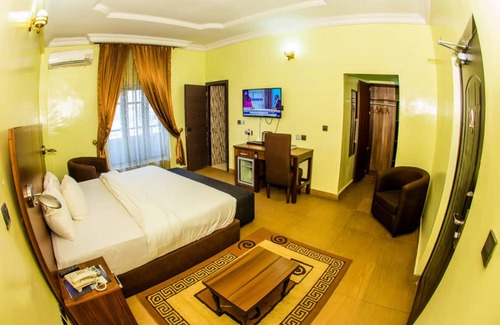 Sagamu Hotel | Discover Nandas Hotel: Family-Friendly with Pool & Dining