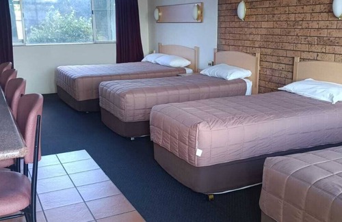 Narrabri Hotel | Relax at Nandewar Motor Inn: Pool, Restaurant & More!