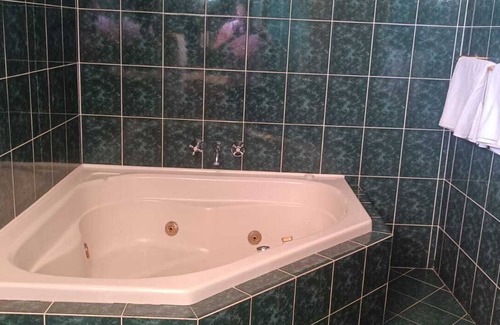 Narrabri Hotel | Relax at Nandewar Motor Inn: Pool, Restaurant & More!