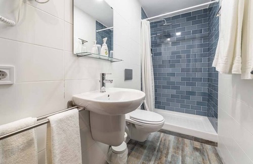 Poblats Maritims House | Top-Rated Nanit Hostel Valencia with Spa & Family Amenities