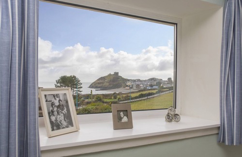 Criccieth Cottage | Discover Nant Y Wyddan: Oceanfront Getaway with Pool