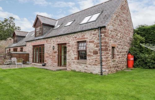 Kirriemuir House | Welcoming Nantusi Cottage: Pet-Friendly 4-Star Retreat